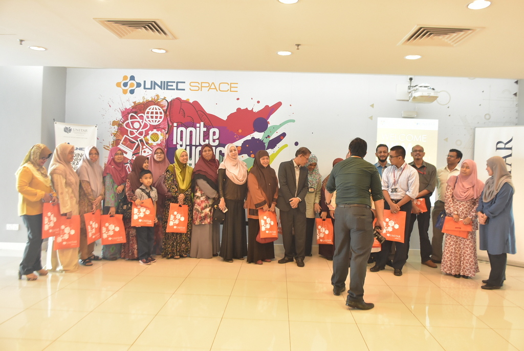 UKM 1704